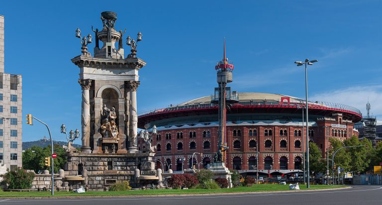 Plaza de España y antigua plaza de toros de Las Arenas, en Barcelona