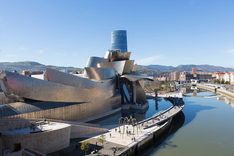 Museo Guggenheim junto a la ría, en Bilbao