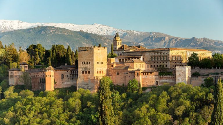 La Alhambra y Sierra Nevada desde el Albaicín, en Granada