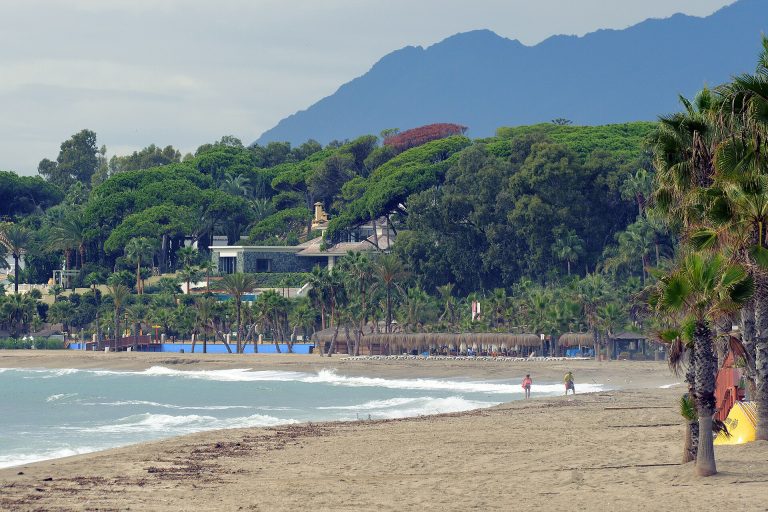 Playa de Marbella con La Concha al fondo