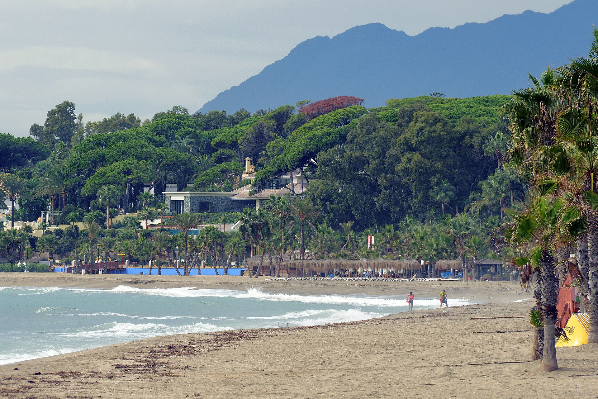 Playa de Marbella con La Concha al fondo