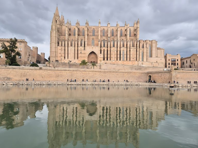 Catedral de Palma reflejada en el Parc de la Mar