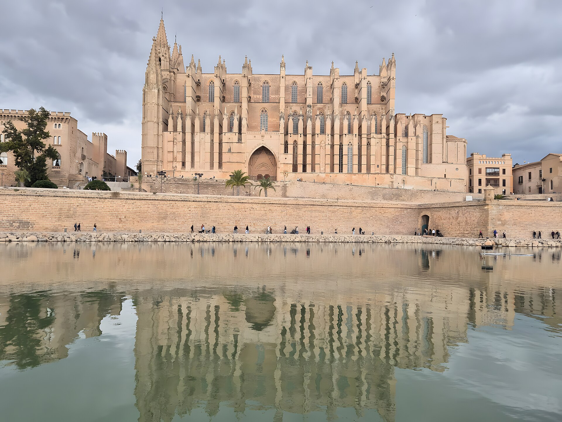 Catedral de Palma reflejada en el Parc de la Mar