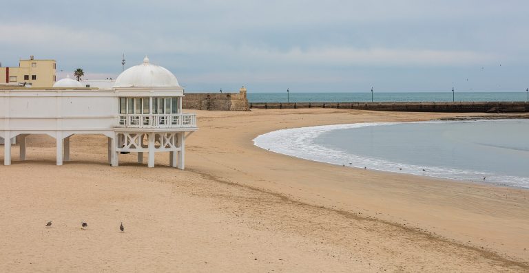 Playa de La Caleta y balneario de la Palma, en Cádiz