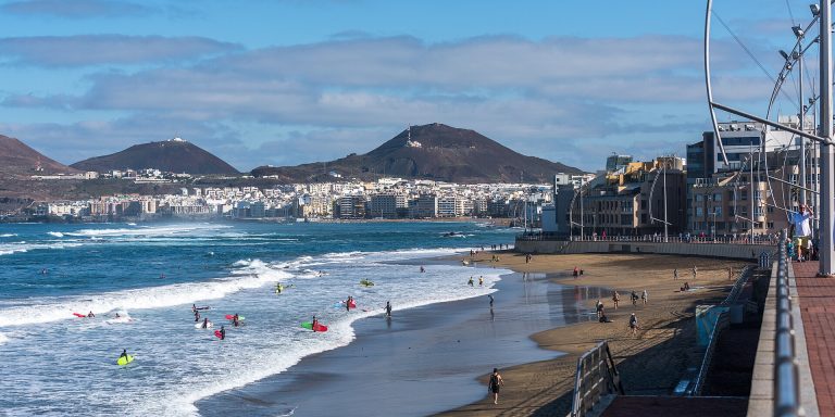 Playa de Las Canteras y la ciudad, en Las Palmas de Gran Canaria