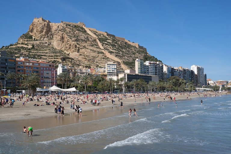 Playa del Postiguet y castillo de Santa Bárbara, en Alicante