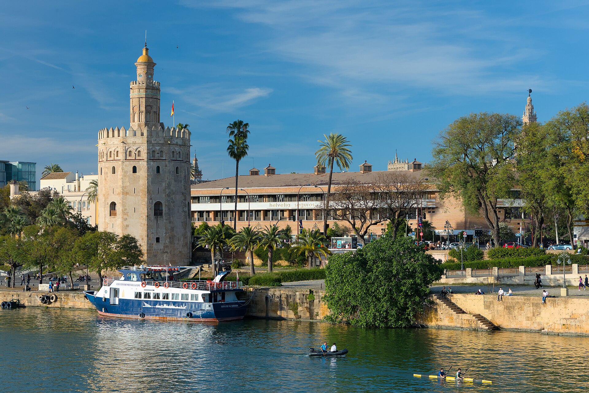 Torre del Oro junto al Guadalquivir, en Sevilla