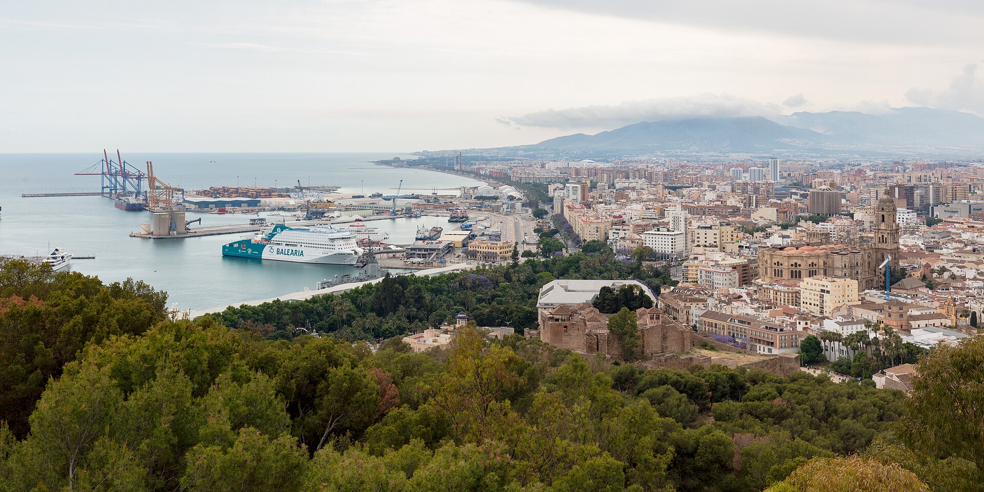 Málaga y su puerto vistos desde Gibralfaro