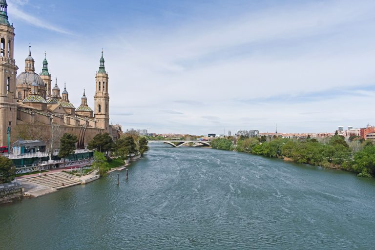Basílica del Pilar junto al Ebro, en Zaragoza