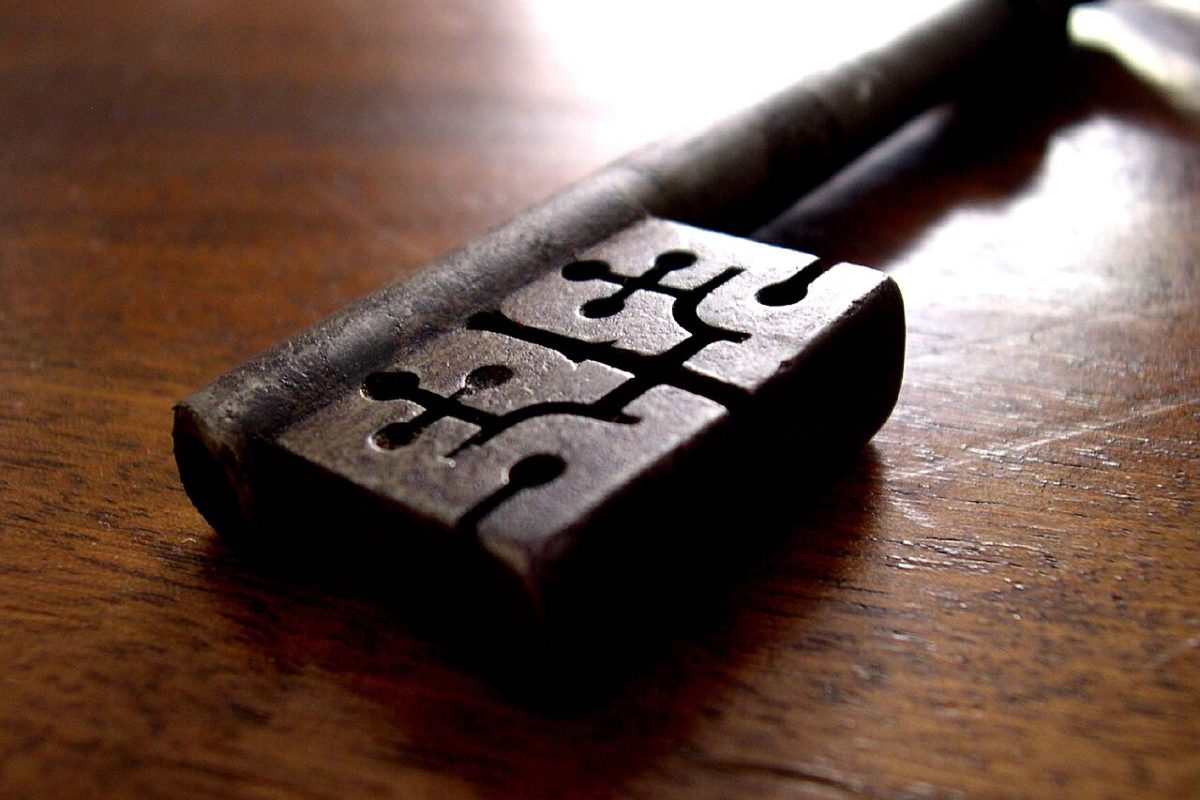 Llave antigua sobre una mesa