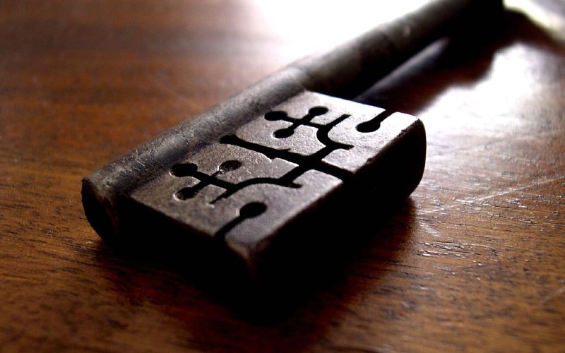 Llave antigua sobre una mesa