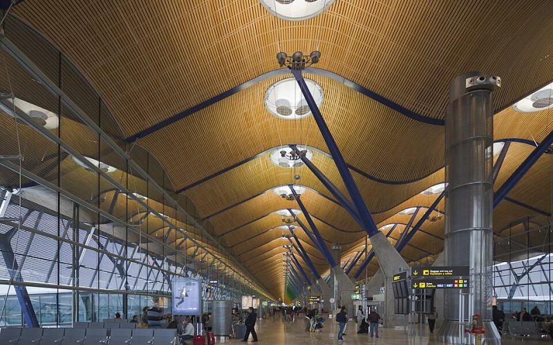 Terminal 4 del aeropuerto de Madrid-Barajas. Foto: Diego Delso, Wikimedia Commons (CC BY-SA 3.0).