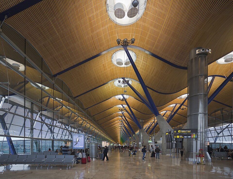 Terminal 4 del aeropuerto de Madrid-Barajas. Foto: Diego Delso, Wikimedia Commons (CC BY-SA 3.0).