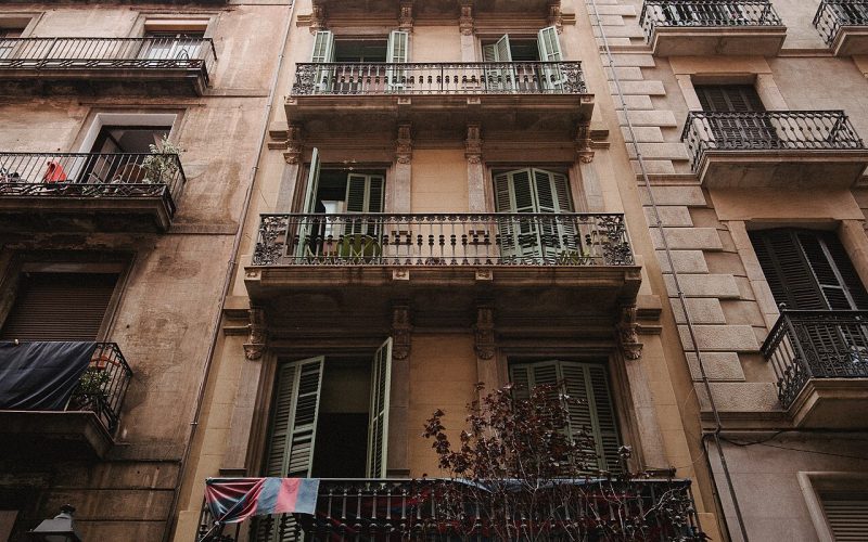 Balcones de un edificio de viviendas en Barcelona