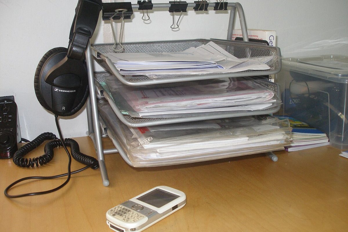 Bandejas de documentos en una oficina