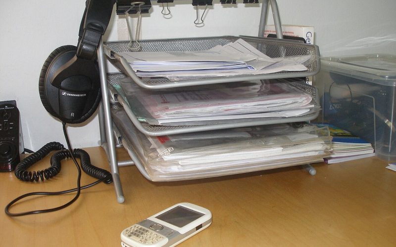 Bandejas de documentos en una oficina