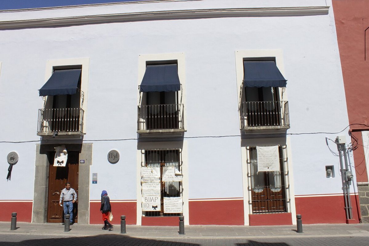 Fachada de una casa encalada