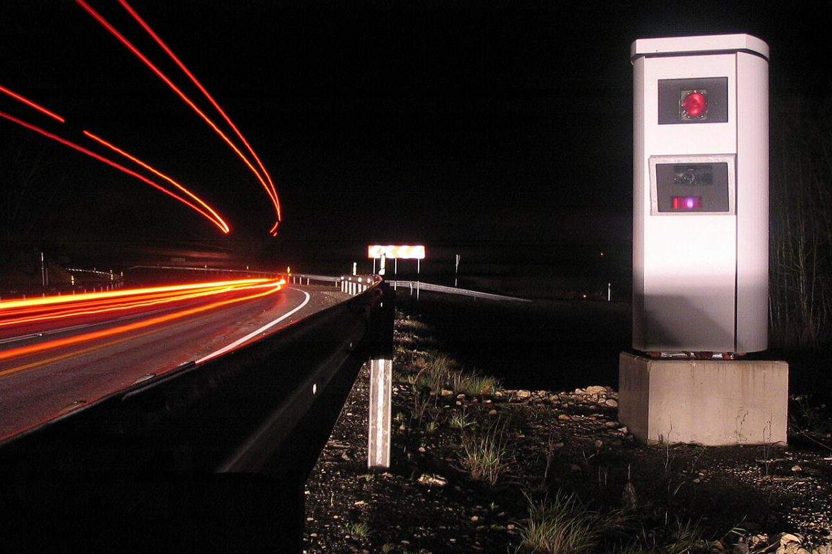 Radar de velocidad junto a una carretera