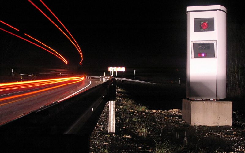 Radar de velocidad junto a una carretera