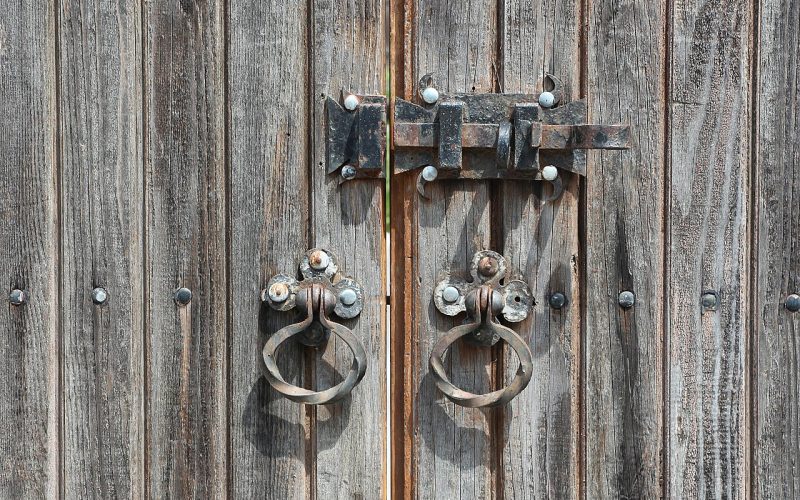 Cerrojo y aldabas en una puerta de madera
