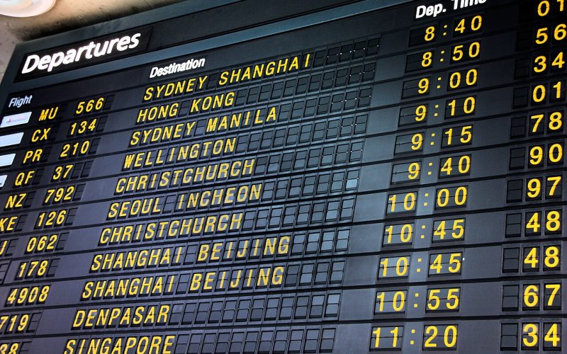 Panel de salidas de un aeropuerto