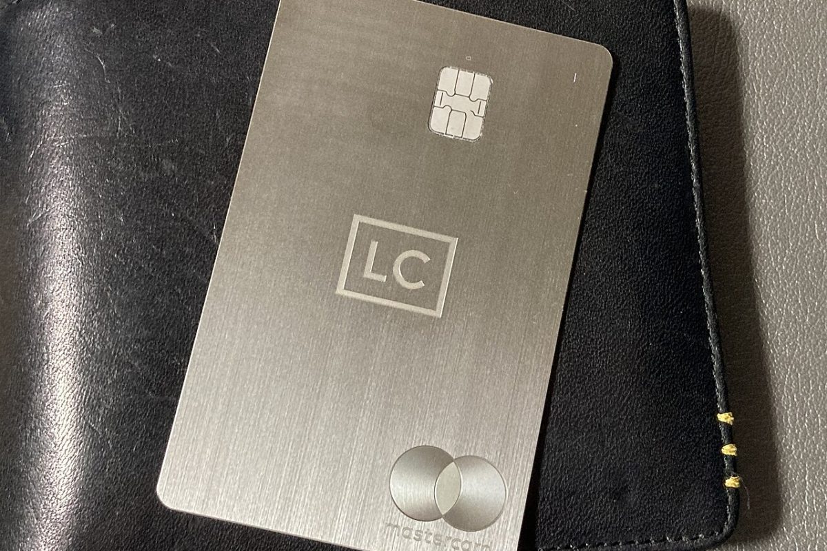 Tarjeta de pago sobre una cartera