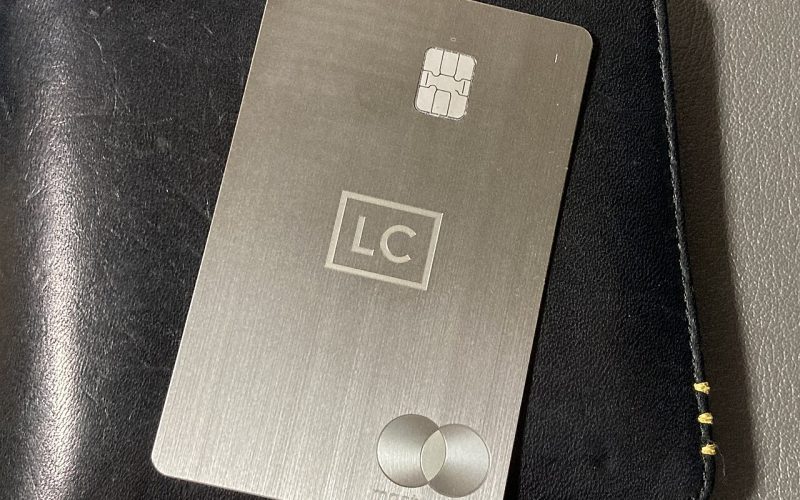 Tarjeta de pago sobre una cartera