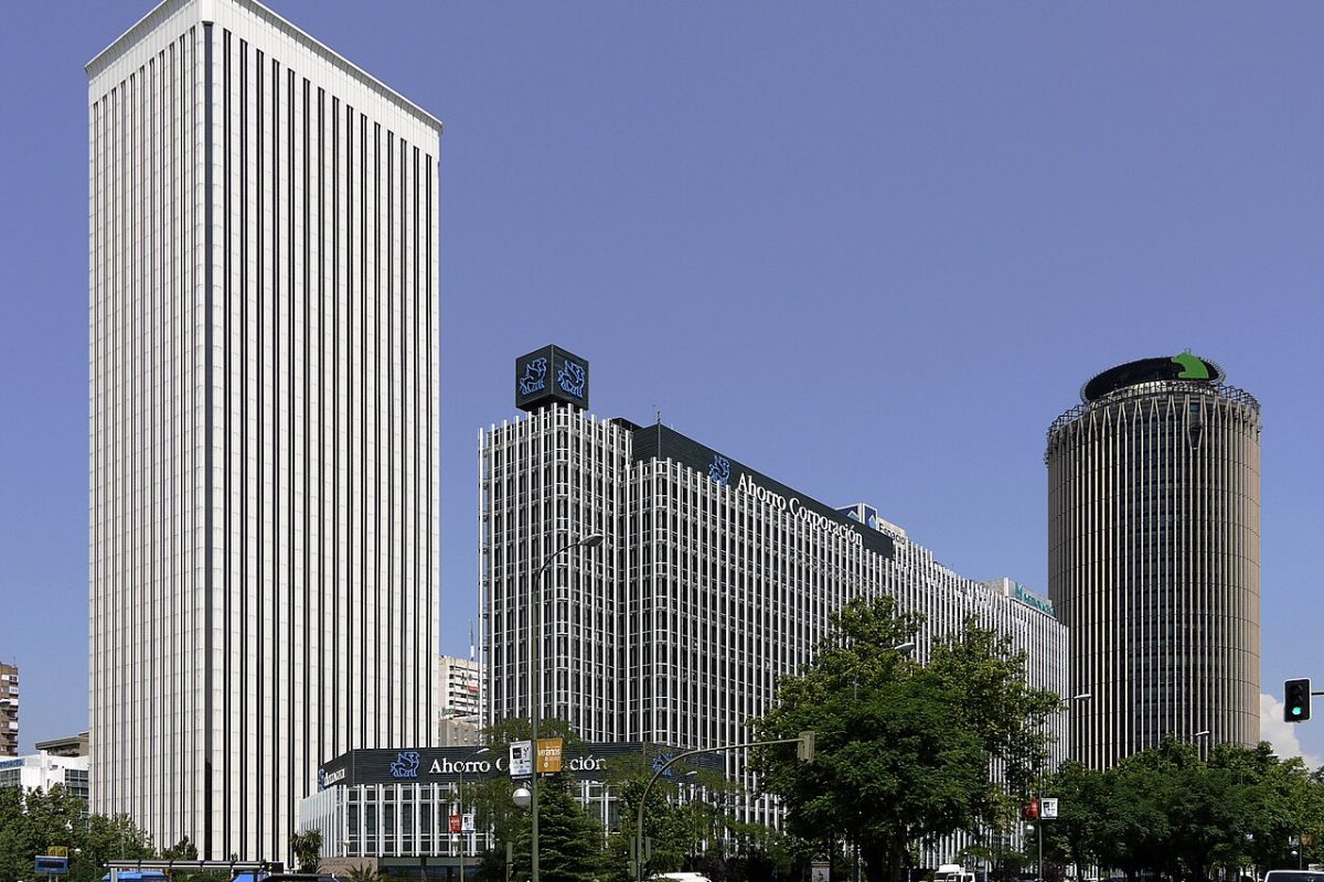 Torres de oficinas de AZCA desde el paseo de la Castellana, Madrid